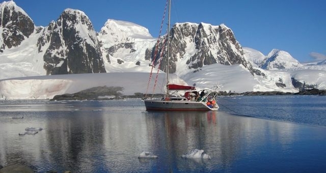voilier au mouillage en antarctique