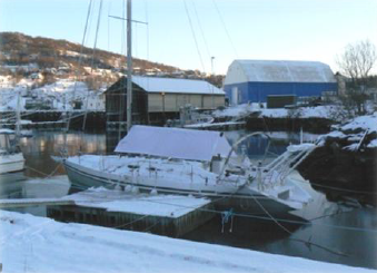 voilier en norvege sous la neige