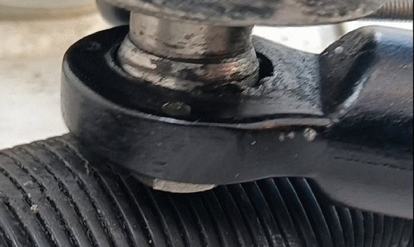 Jeu dans la rotule du vérin hydraulique de gouvernail 640x480.jpg